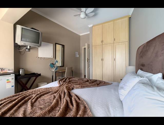 7 BEDROOM GUEST HOUSE FOR SALE IN PLATTEKLOOF